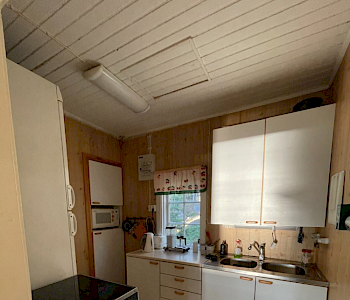 Päärakennuksessa on myös pieni keittiö, josta löytyy kaikki tarvittava.