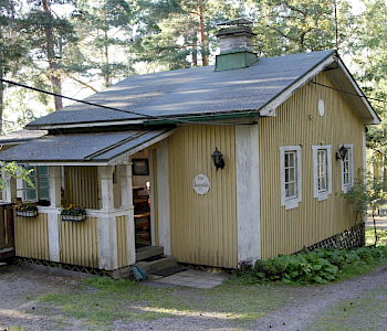 Leppälän päärakennus sijaitsee tontin keskellä. Päärakennuksessa ei ole majoitustiloja, joten se soveltuu hyvin esim. illanviettoihin.